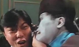 男摸女胸视频,男子公然抚摸女子胸部，引发社会热议